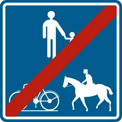 Panneau F101a : Fin du chemin ou de la partie de la voie publique réservé à la circulation des piétons, cyclistes, cavaliers et conducteurs de speed pedelecs (piéton cycliste cavalier)