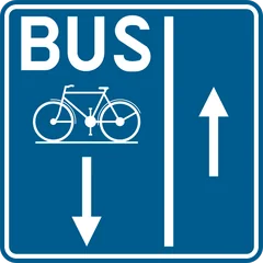 Panneau F18 : Indication d'un site spécial franchissable réservé à la circulation des véhicules réguliers de transport en commun (bus cyclistes double sens)