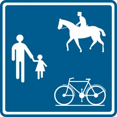 Panneau F99c : Chemin réservé aux véhicules agricoles, aux piétons, cyclistes, cavaliers et conducteurs de speed pedelecs (piéton cycliste cavalier)