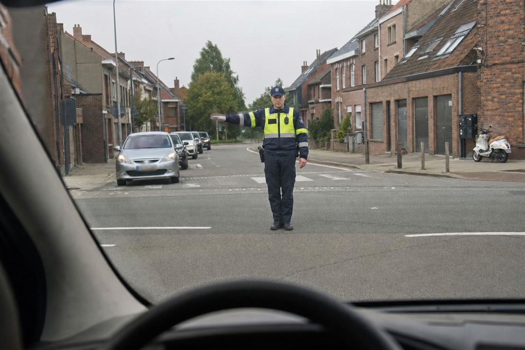 Agent belge faisant osciller un bras de haut en bas, paume vers le sol