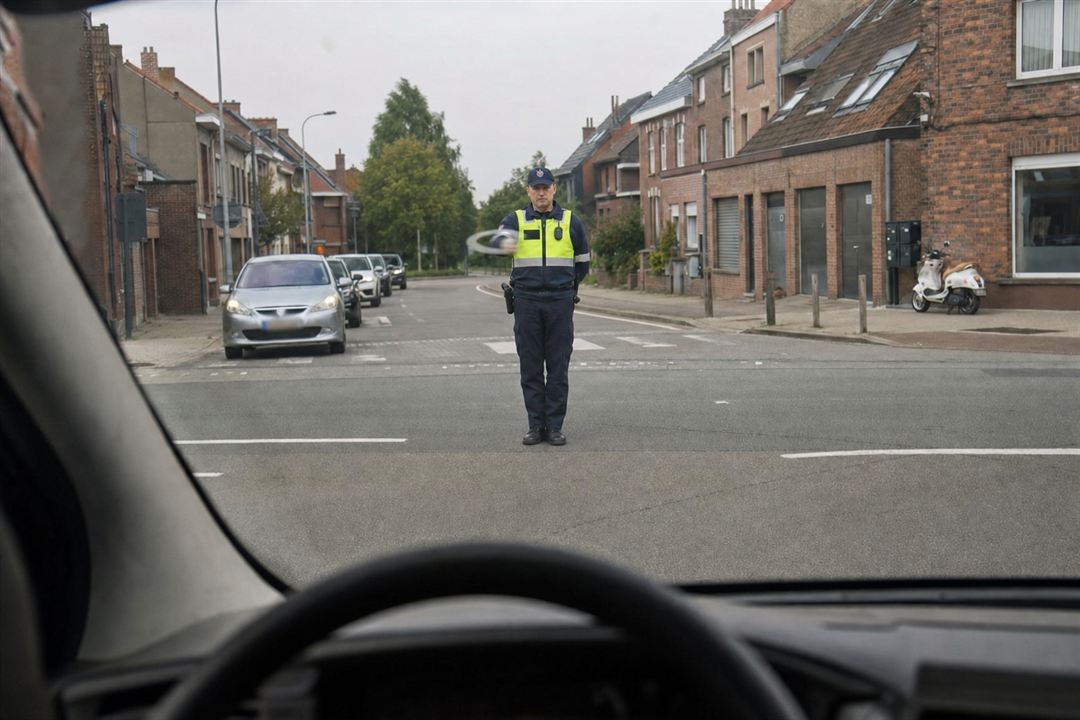 Agent belge faisant un mouvement rotatif de l'avant-bras