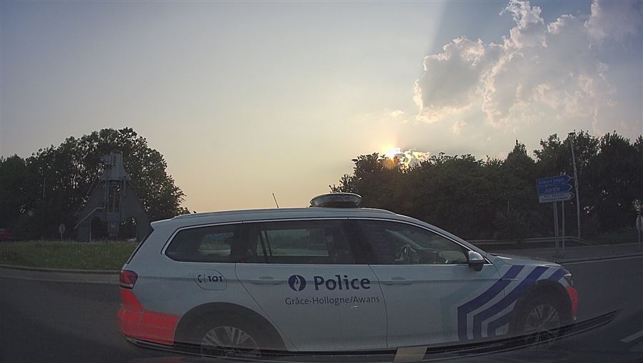 Véhicule de police belge équipé d'un mégaphone sur le toit pour donner des injonctions verbales