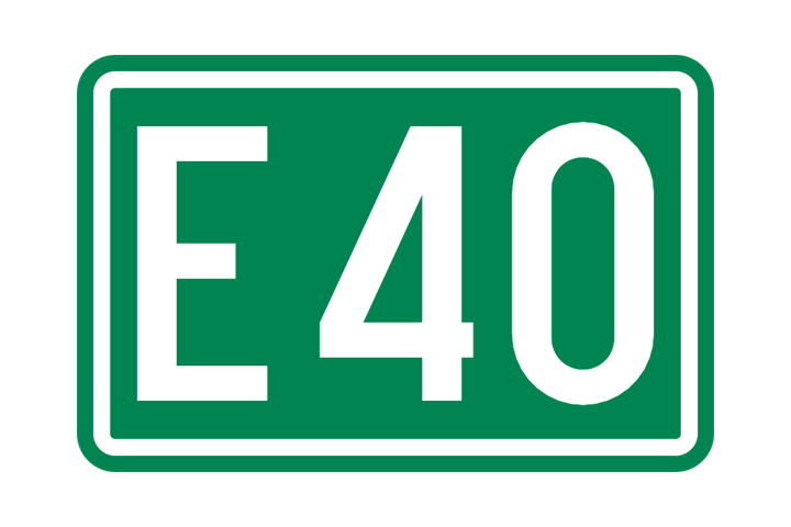 Signal de numérotation d'une route internationale : E40 en blanc sur fond vert