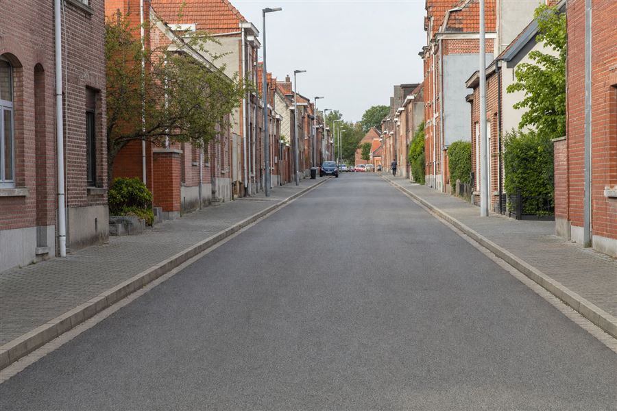 Piétons circulant sur les trottoirs de part et d'autre de la chaussée