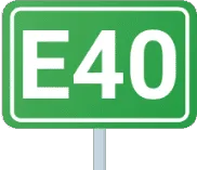 Signal de numérotation d'une route internationale : E40 en blanc sur fond vert