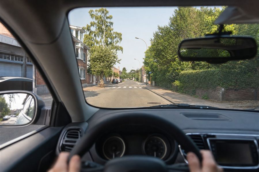 Conducteur qui élargit son champ de vision pour lire la route et anticiper les dangers