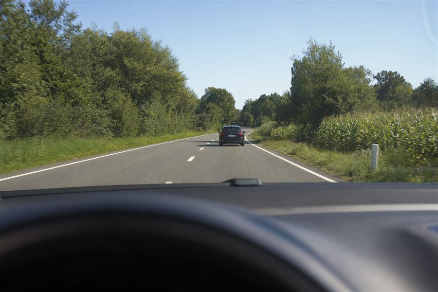 Illustration de la conduite défensive : un conducteur qui anticipe les situations sur la route