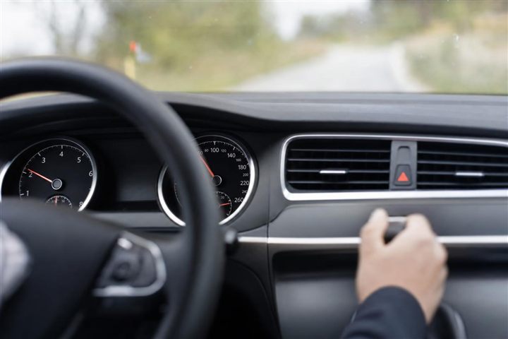 Compte-tours d'une voiture indiquant environ 2 000 tours par minute