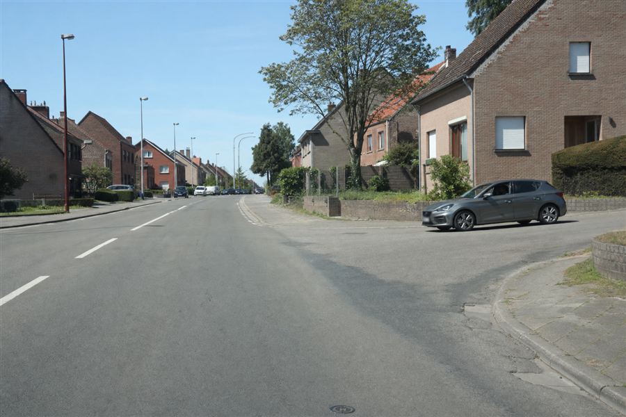Véhicule débouchant d'une rue à droite pendant qu'un autre circule sur la chaussée principale