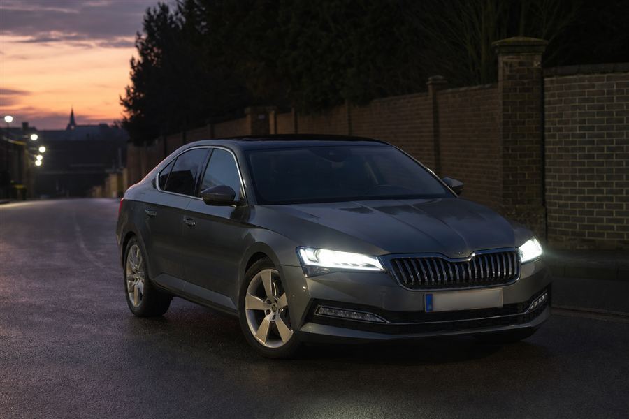 Voiture vue de face avec un médaillon montrant l’arrière du véhicule