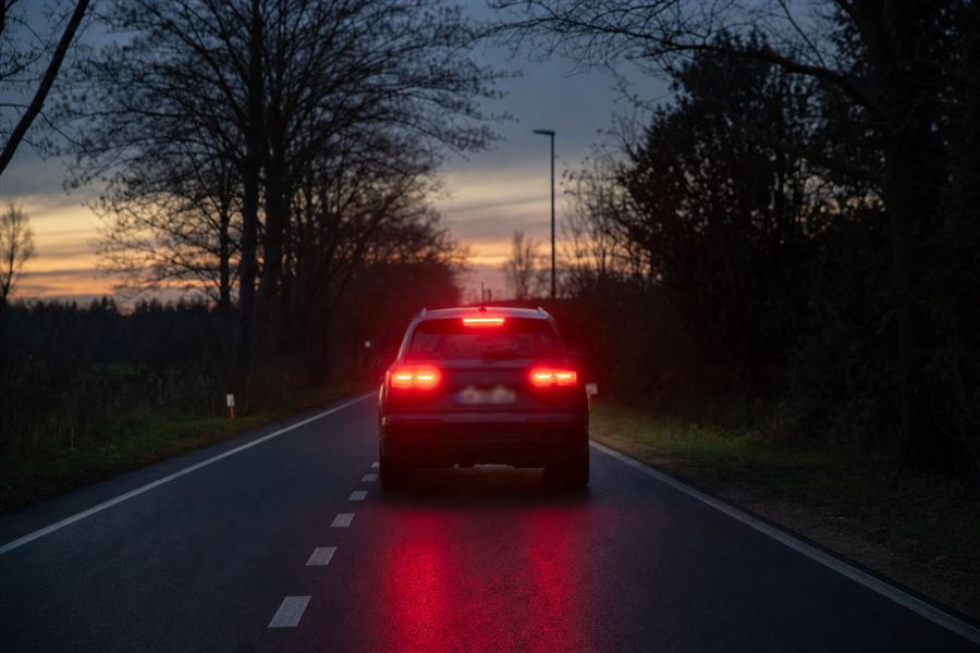 Voiture vue de l’arrière avec ses feux rouges