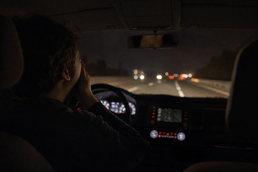 Conducteur épuisé au volant et voiture accidentée : la fatigue diminue la vigilance