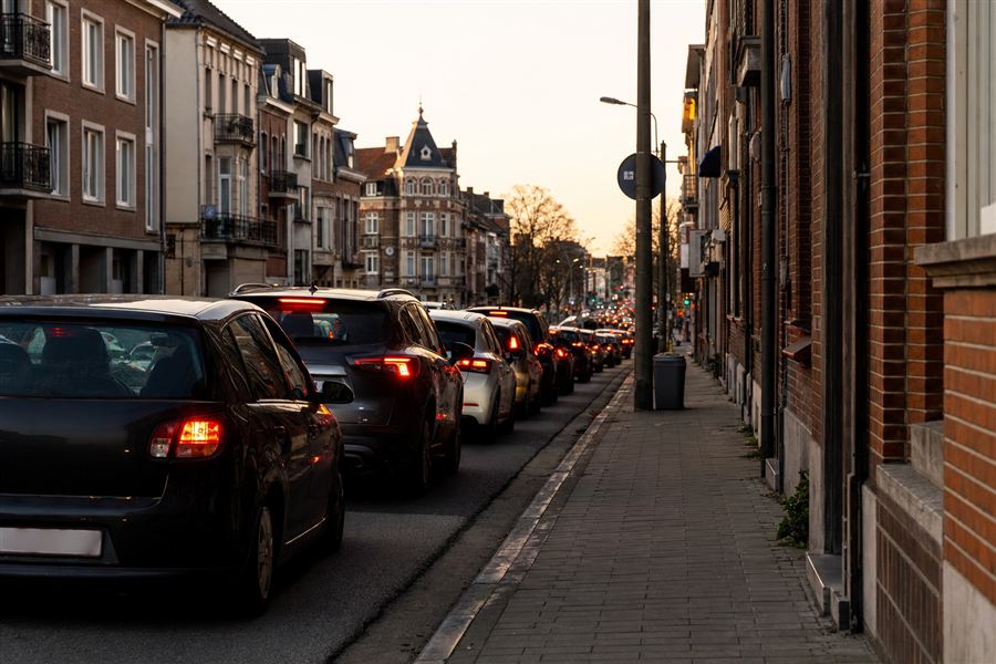 Voitures qui klaxonnent et font vrombir leur moteur en ville : la pollution sonore visée par le code de la route
