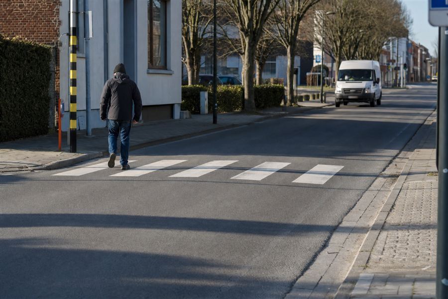 Une camionnette renverse un piéton qui traverse : mise en danger directe d'une personne, typique du 3e degré