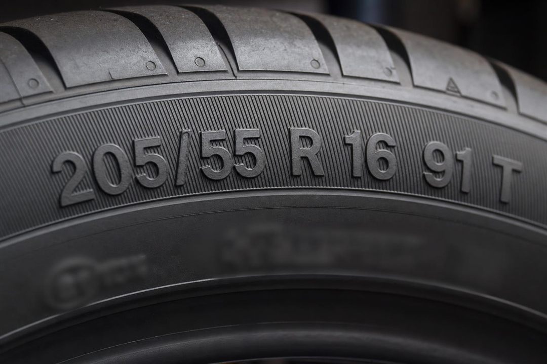Marquage 205/55 R 16 91 T moulé sur le flanc d'un pneu de voiture