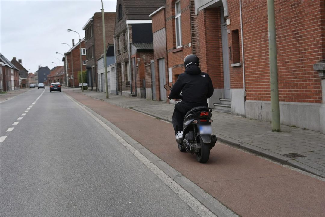 Cyclomoteur de classe A circulant sur une piste cyclable belge