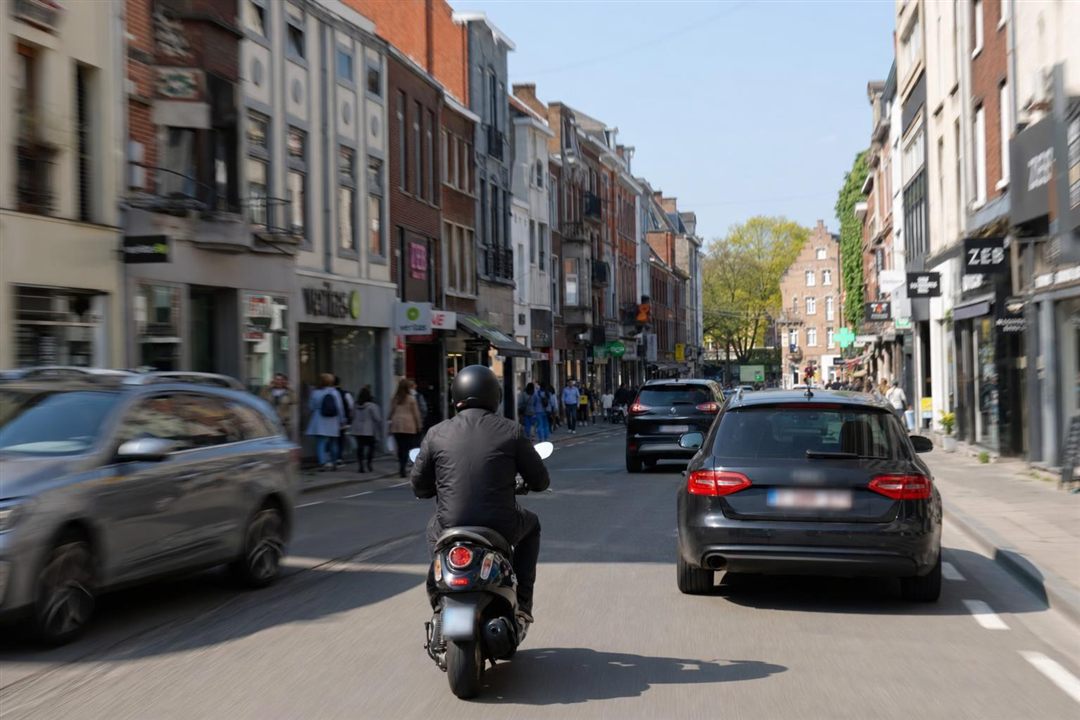 Cyclomoteur de classe B circulant sur la chaussée en ville