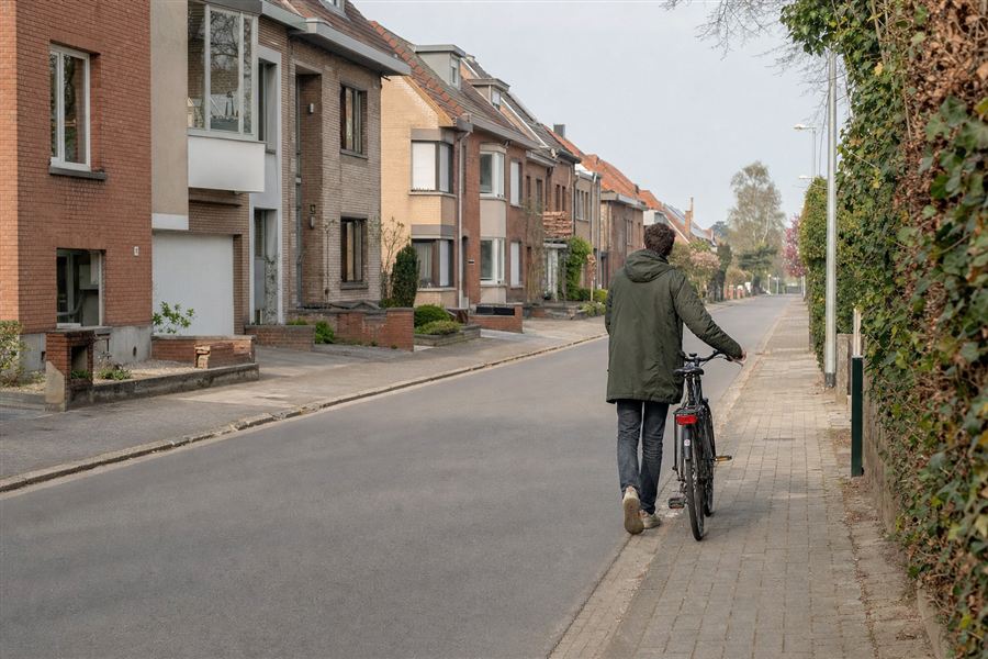 Personne qui pousse son vélo à la main, assimilée à un piéton