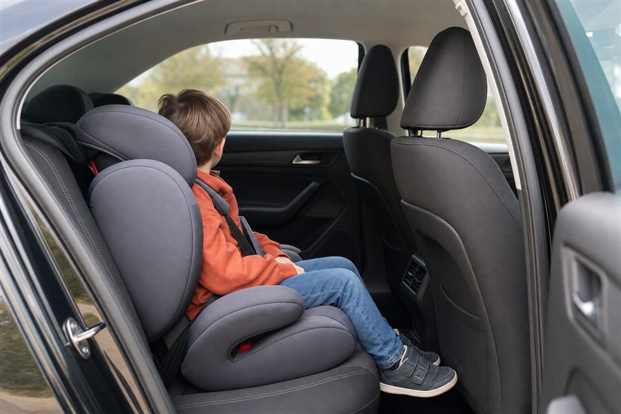 Enfant attaché dans un siège auto adapté à son gabarit
