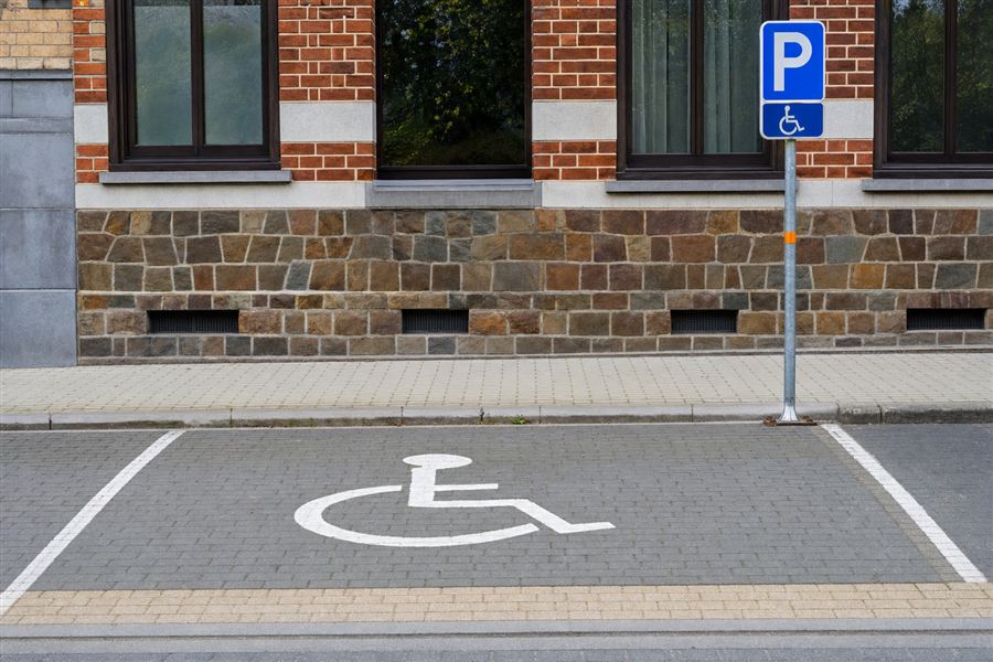 Emplacement de stationnement réservé aux véhicules utilisés par des personnes handicapées