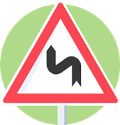 Signal de danger : double virage ou succession de virages dont le premier est à gauche