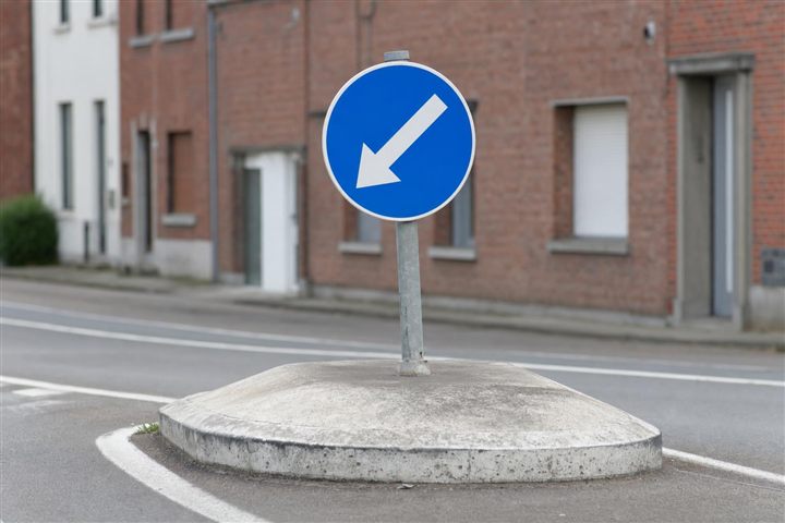 Flèche non coudée figurant sur un obstacle : obligation de le contourner du côté indiqué