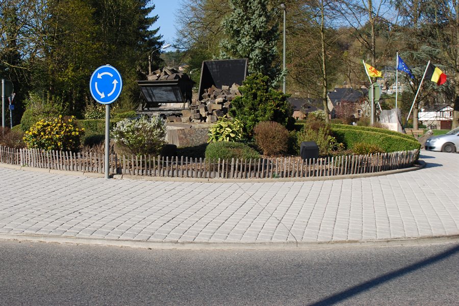 Rond-point belge à Remouchamps : le signal D5 sens giratoire obligatoire planté à l'entrée de l'anneau