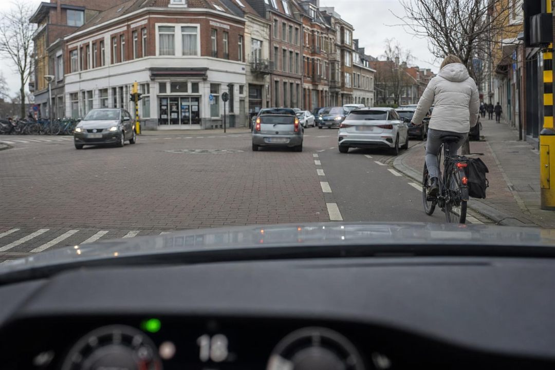 Cycliste continuant tout droit le long d'une voiture qui s'apprête à tourner à droite