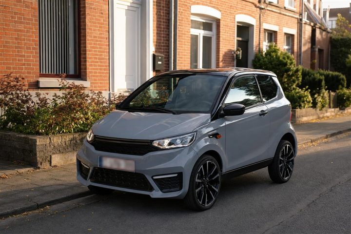 Quadricycle léger (voiturette) garé dans une rue résidentielle belge