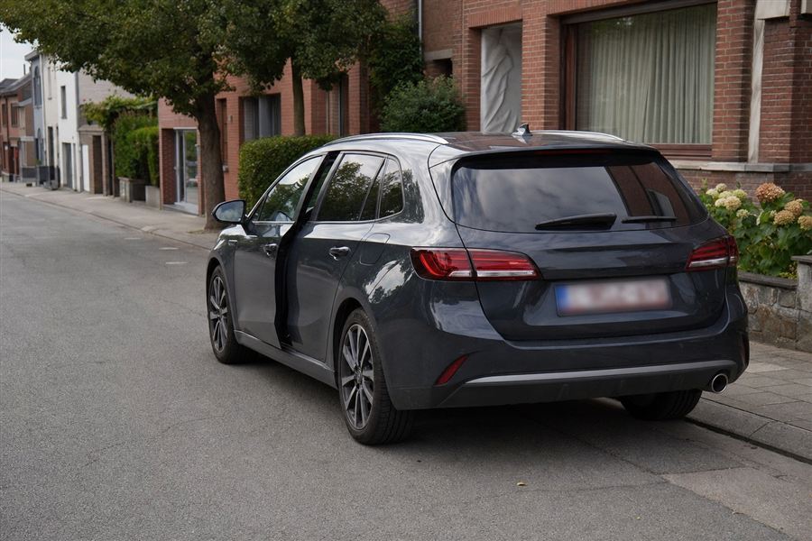 Conducteur qui ouvre sa portière avec précaution le long de la rue