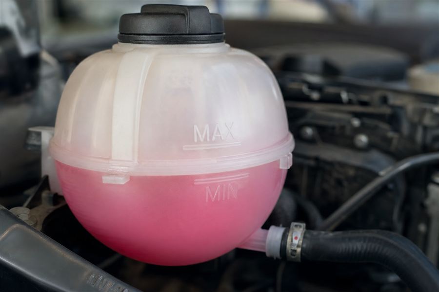 Vase d'expansion avec repères min et max pendant le remplissage du liquide de refroidissement