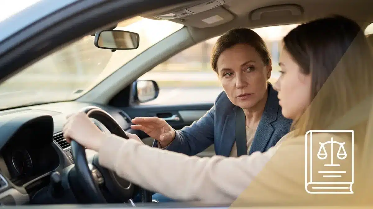Un guide accompagnateur vigilant supervise un élève conducteur, illustrant la responsabilité civile et pénale engagée.