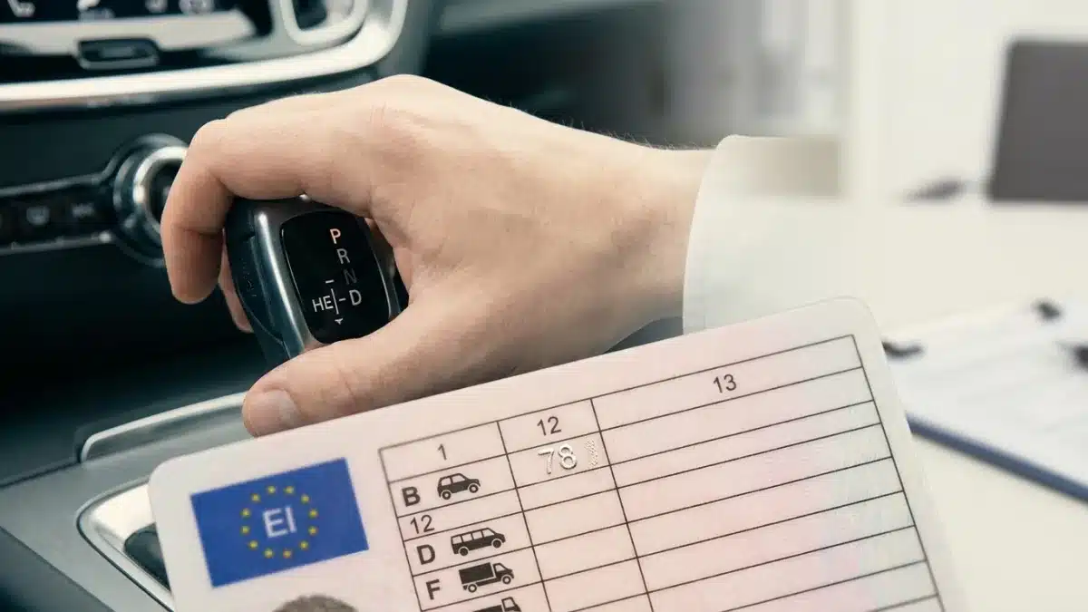 Verso d'un permis de conduire belge affichant la mention code 78 dans la colonne 12 pour boîte automatique.